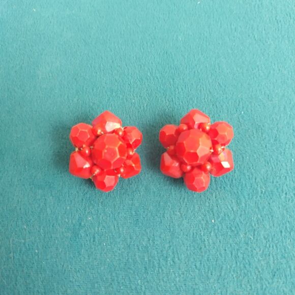 Vintage Red Faceted Beaded Cluster Clip On Earrings Hong Kong - Picture 1 of 3